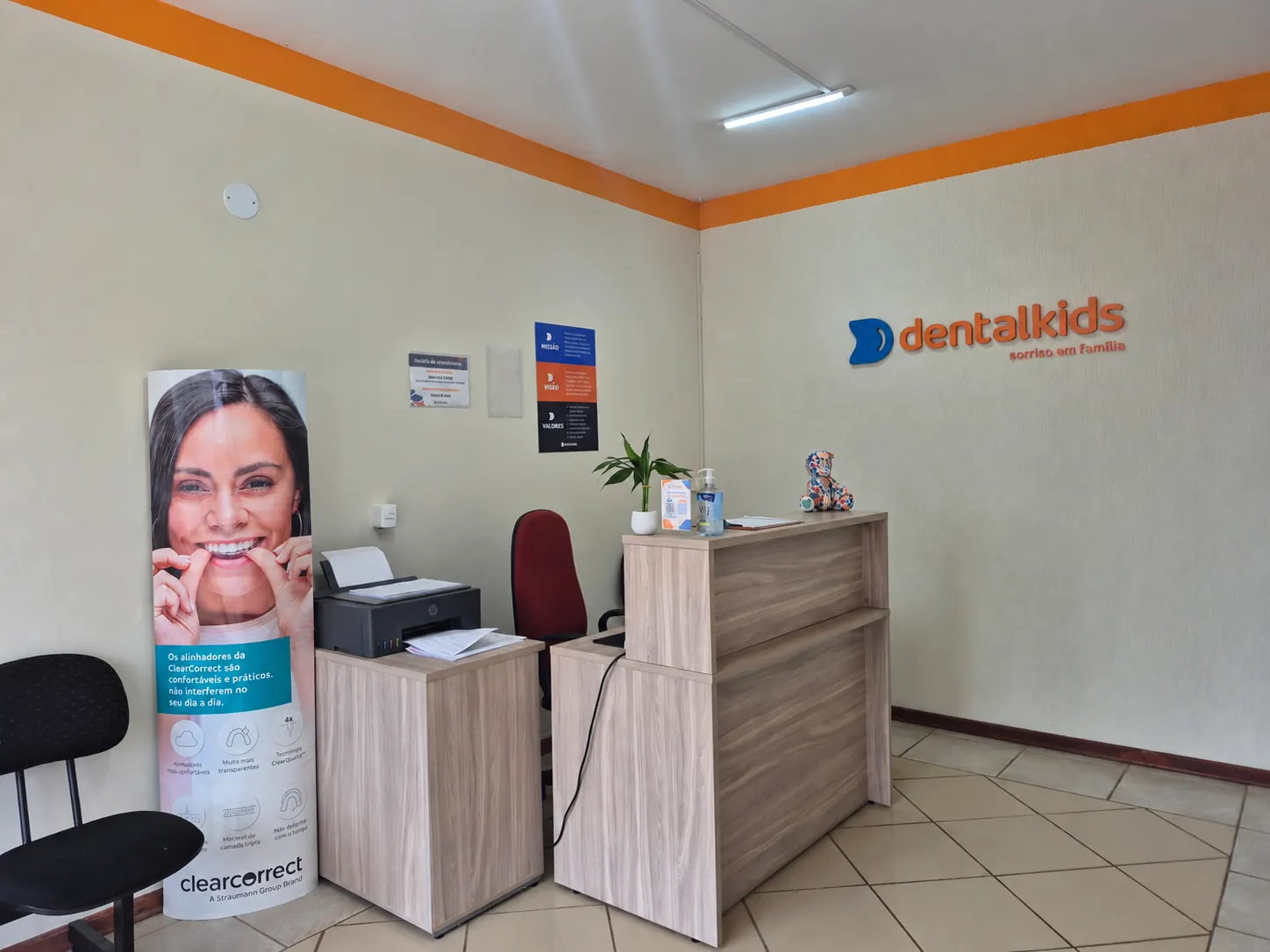 Recepção da DentalKids Valinhos com balcão e identidade visual da clínica